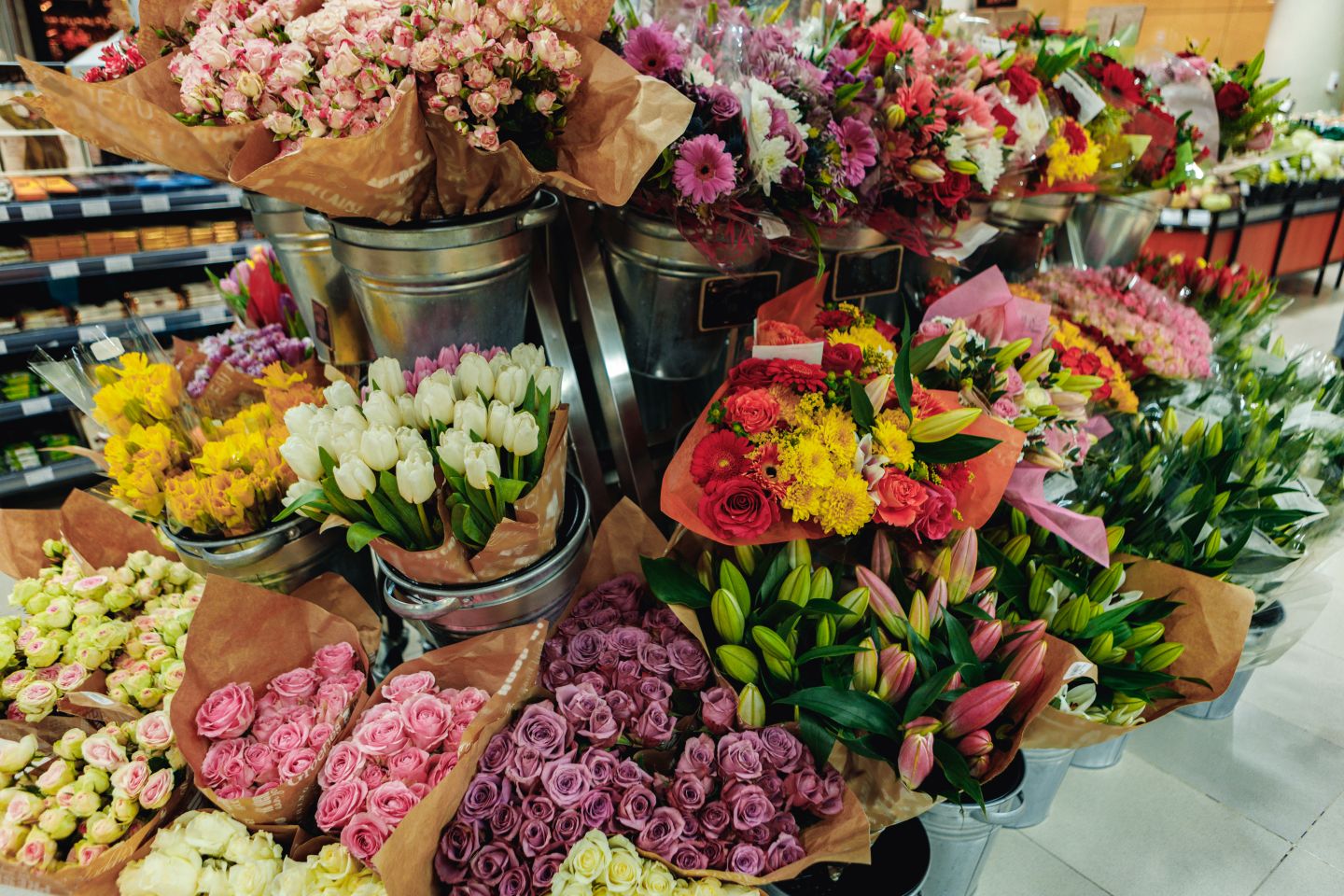 Verschiedene Blumensträuße zum Verkauf im Supermarkt